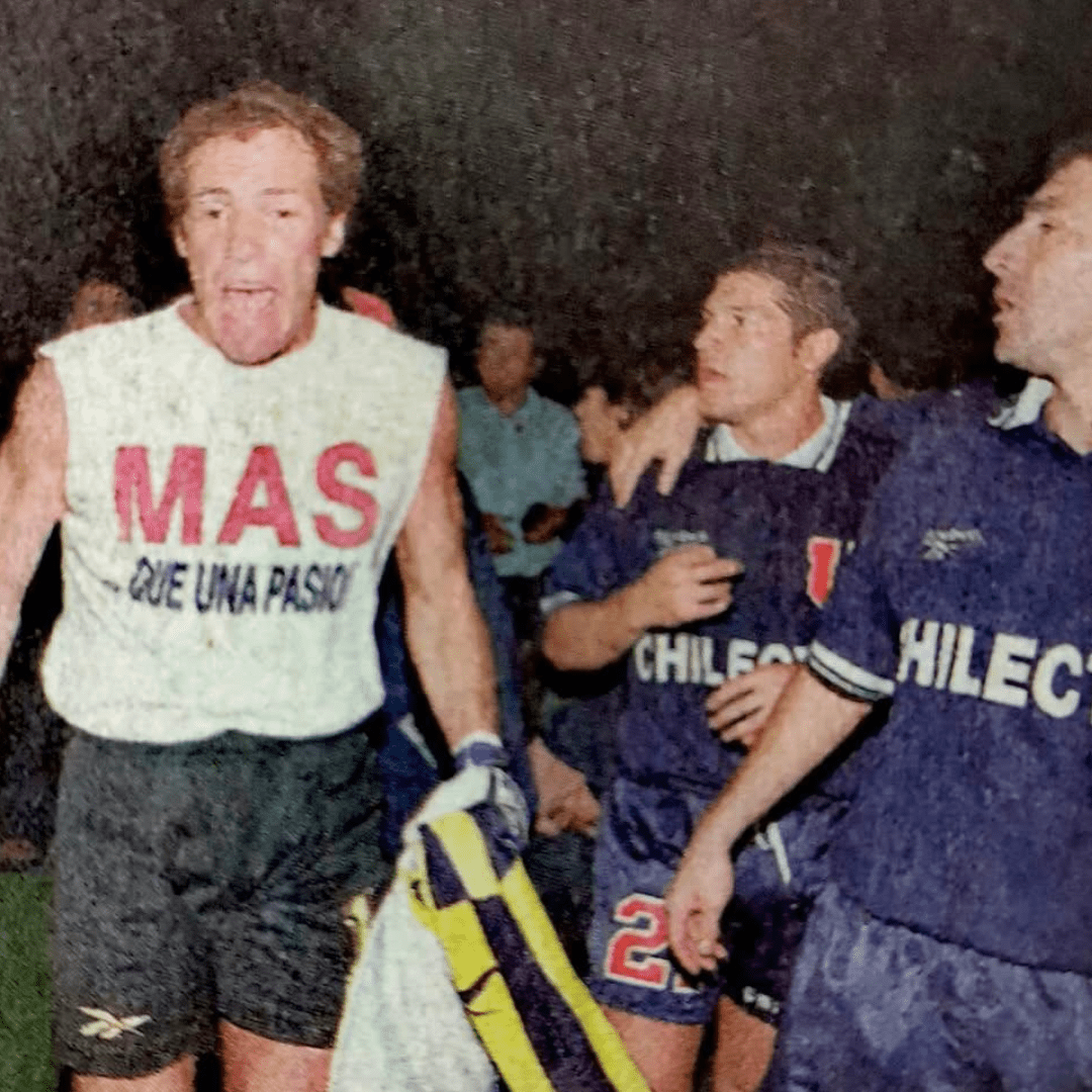 Polera blanca U. de Chile Más que una Pasión Supermán '98 detalle | Poleras de la U