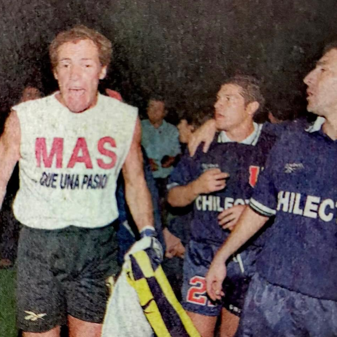 Polera U. de Chile (BLANCA) - MÁS QUE UNA PASIÓN - SUPERMÁN ‘98