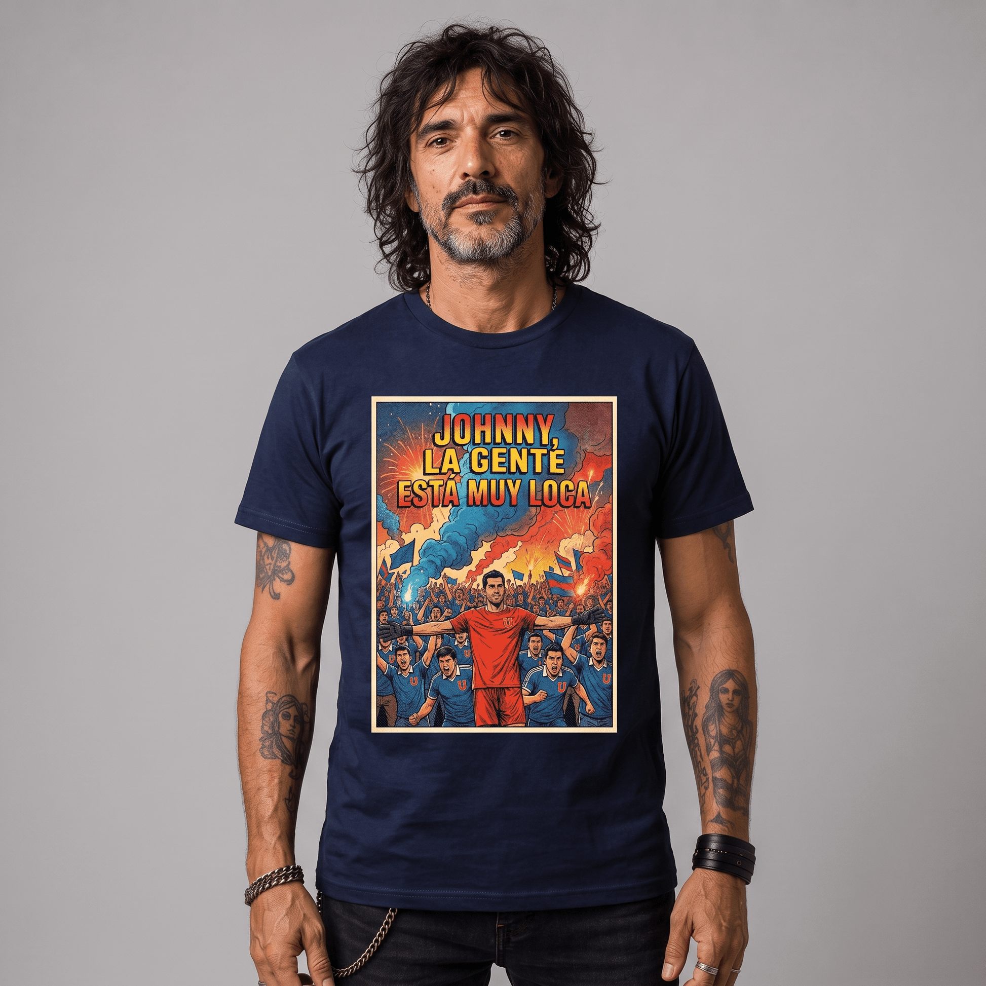 Polera U. de Chile (AZUL) - JOHNNY, LA GENTE ESTÁ MUY LOCA - Poleras de la U