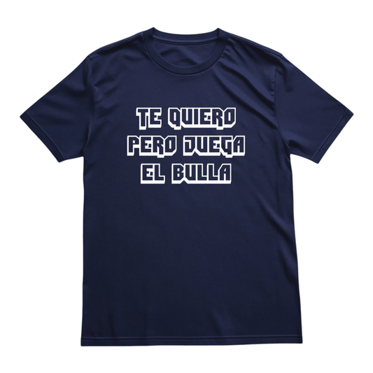 Polera U. de Chile (AZUL) - PERO JUEGA EL BULLA (letras blancas) - Poleras de la U