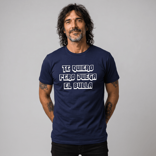 Polera U. de Chile (AZUL) - PERO JUEGA EL BULLA (letras blancas) - Poleras de la U