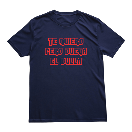 Polera U. de Chile (AZUL) - PERO JUEGA EL BULLA (letras rojas) - Poleras de la U