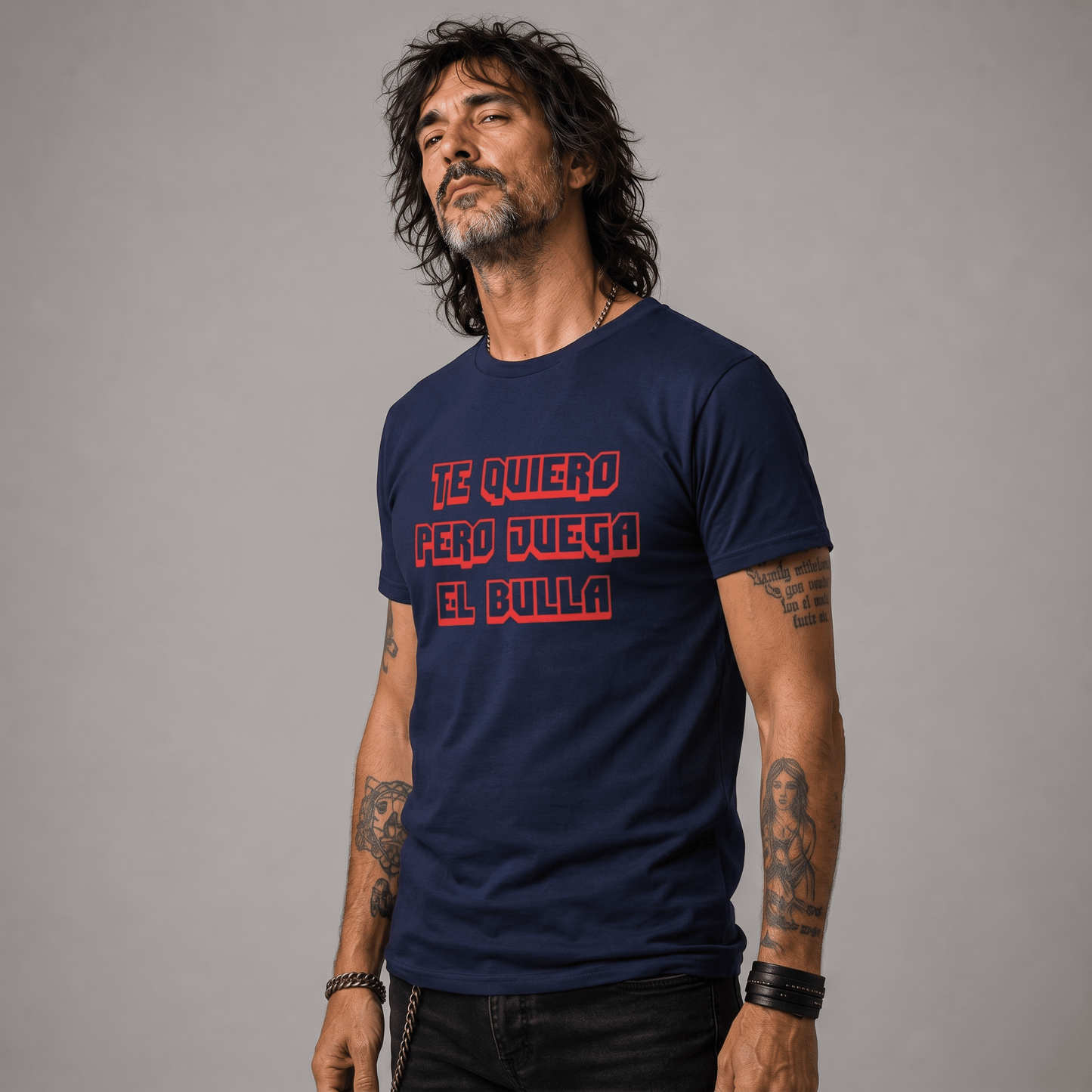 Polera U. de Chile (AZUL) - PERO JUEGA EL BULLA (letras rojas) - Poleras de la U