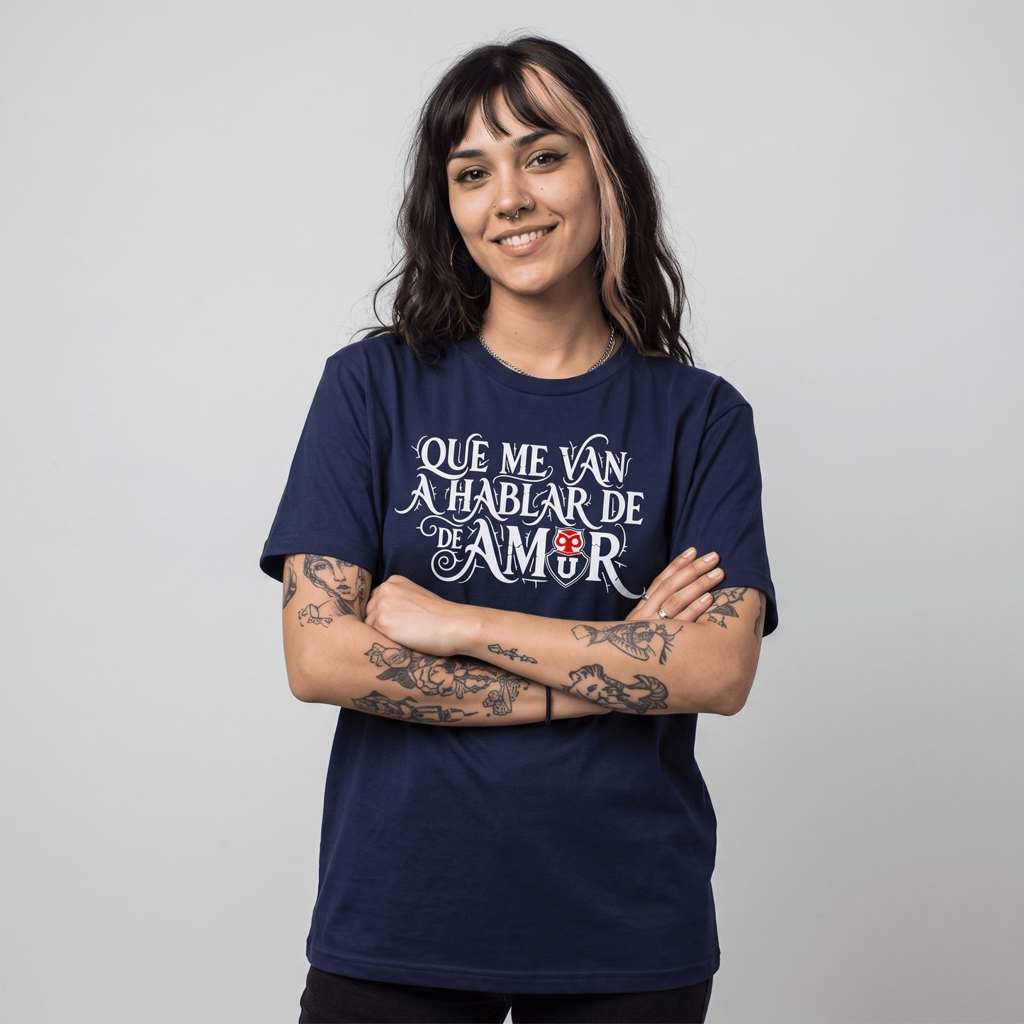 Polera U. de Chile (AZUL) - QUE ME VAN A HABLAR DE AMOR - Poleras de la U