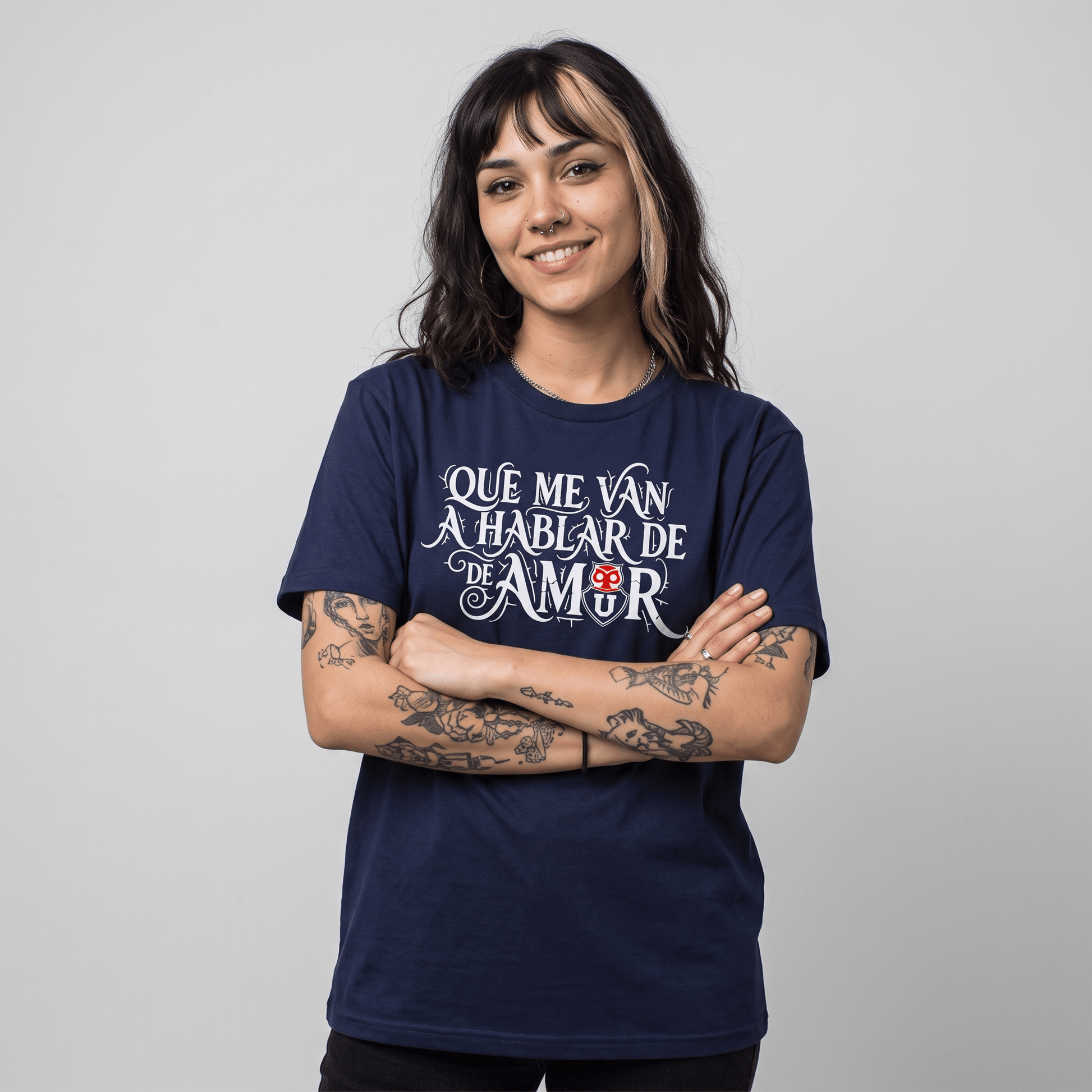 Polera U. de Chile (AZUL) - QUE ME VAN A HABLAR DE AMOR - Poleras de la U